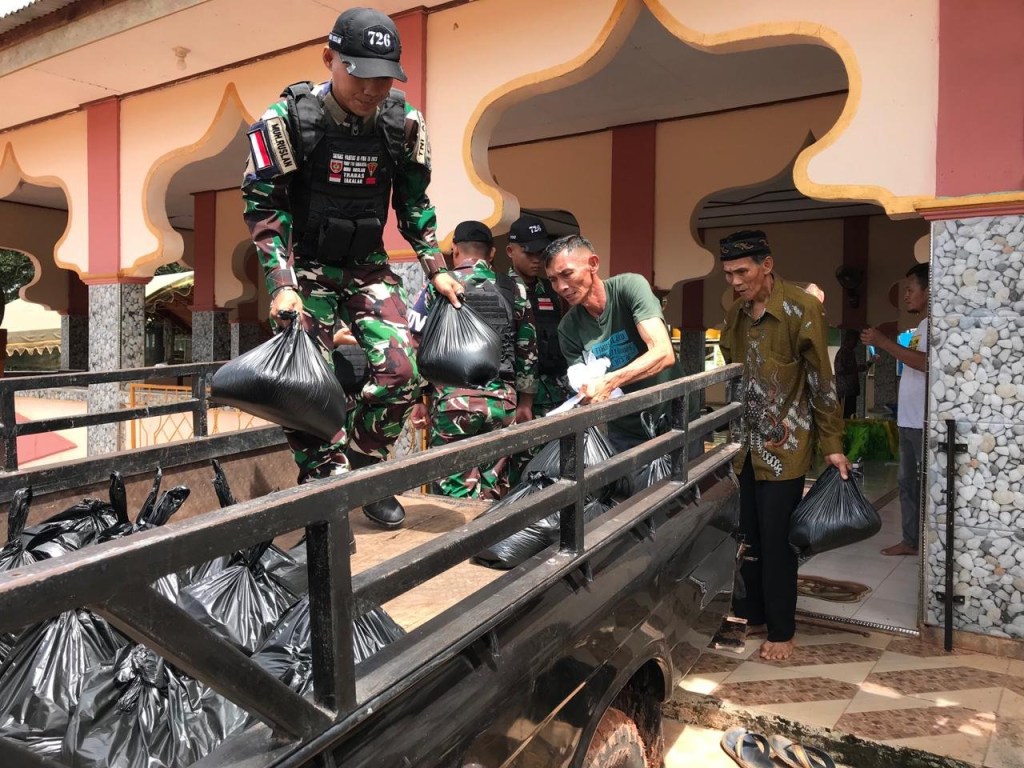 Penyaluran Zakat Fitrah Oleh Personel Satgas Yonif 726/Tml Buat Masyarakat Kampung Sipias Gembira