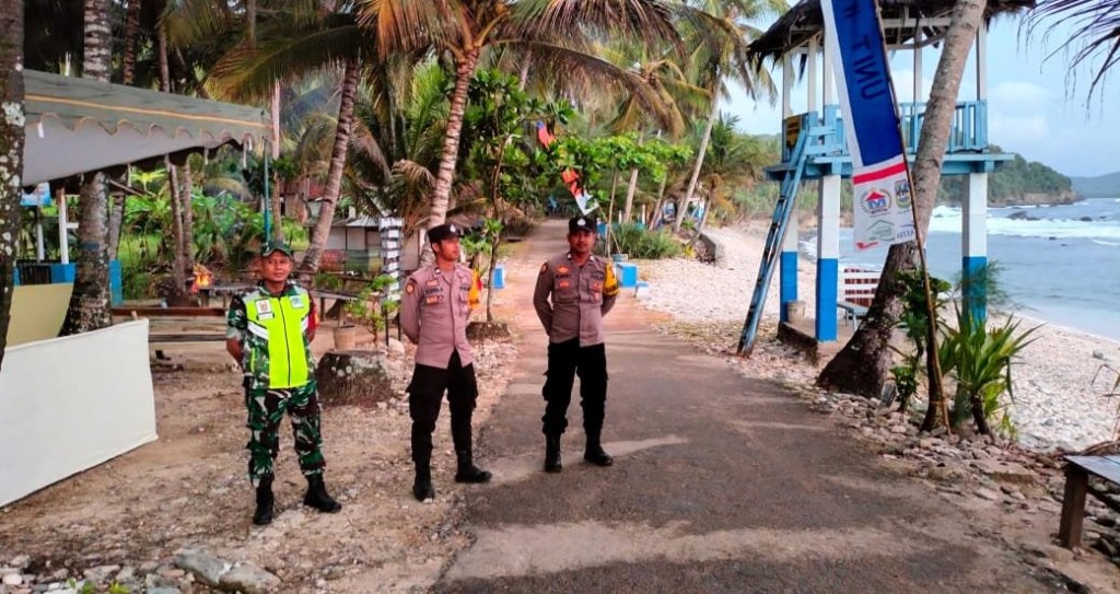 Anggota Koramil 0801/08 Tulakan Pengamanan Di Pantai Pidakan