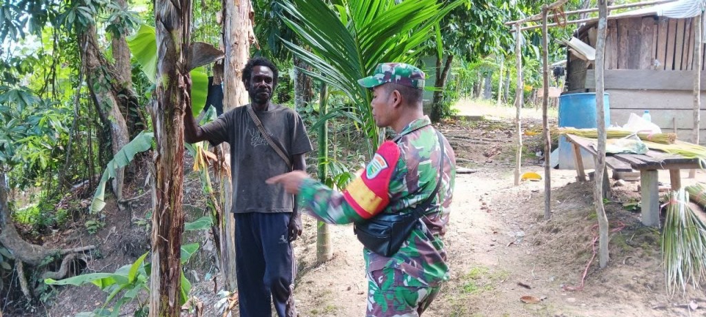 Babinsa Koramil 1710-07/Mapurujaya Jaga Hubungan Dengan Masyarakat Melalui Komsos