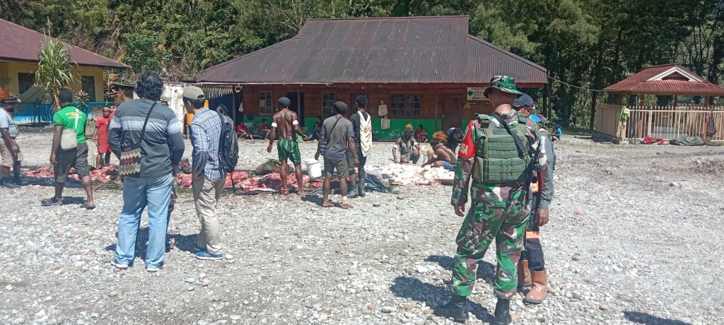 Danramil 1710-04/Tembagapura Beserta Pihak Kepolisian Hadiri Sekaligus Amankan Acara Adat Bakar Batu