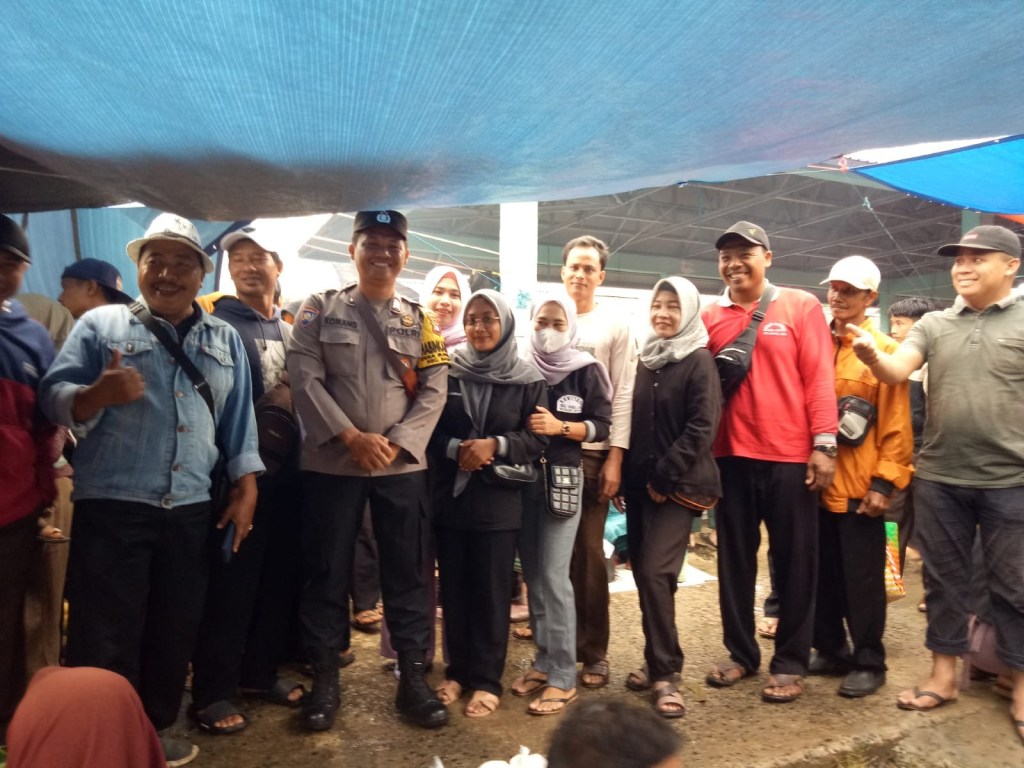 Kades Bersama Aparat Desa Dan Ketua RT Jelang Lebaran Pantau Harga Di Pasar&nbsp;Selasa