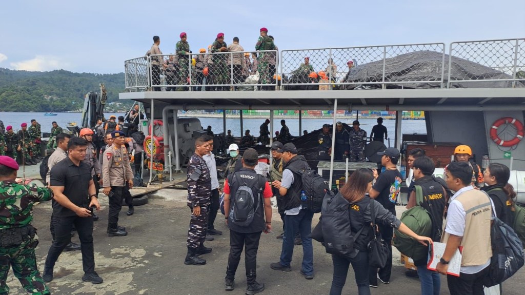 ERUPSI GUNUNG RUANG DI SULAWESI UTARA, TNI AL KERAHKAN KAPAL PERANG KIRIM BANTUAN DAN&nbsp;EVAKUASI