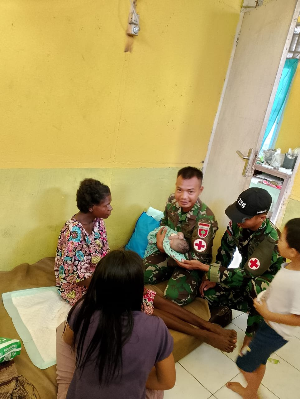 Drama Persalinan Mama Sarce Maewa yang penuh perjuangan Dibantu oleh Personel Satgas Yonif&nbsp;726/Tml