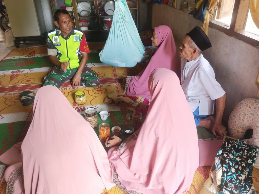 Komsos Ke Desa Binaan, Babinsa Koramil 09/Samatiga Disuguhi Makanan Dan Minuman Khas&nbsp;Lebaran