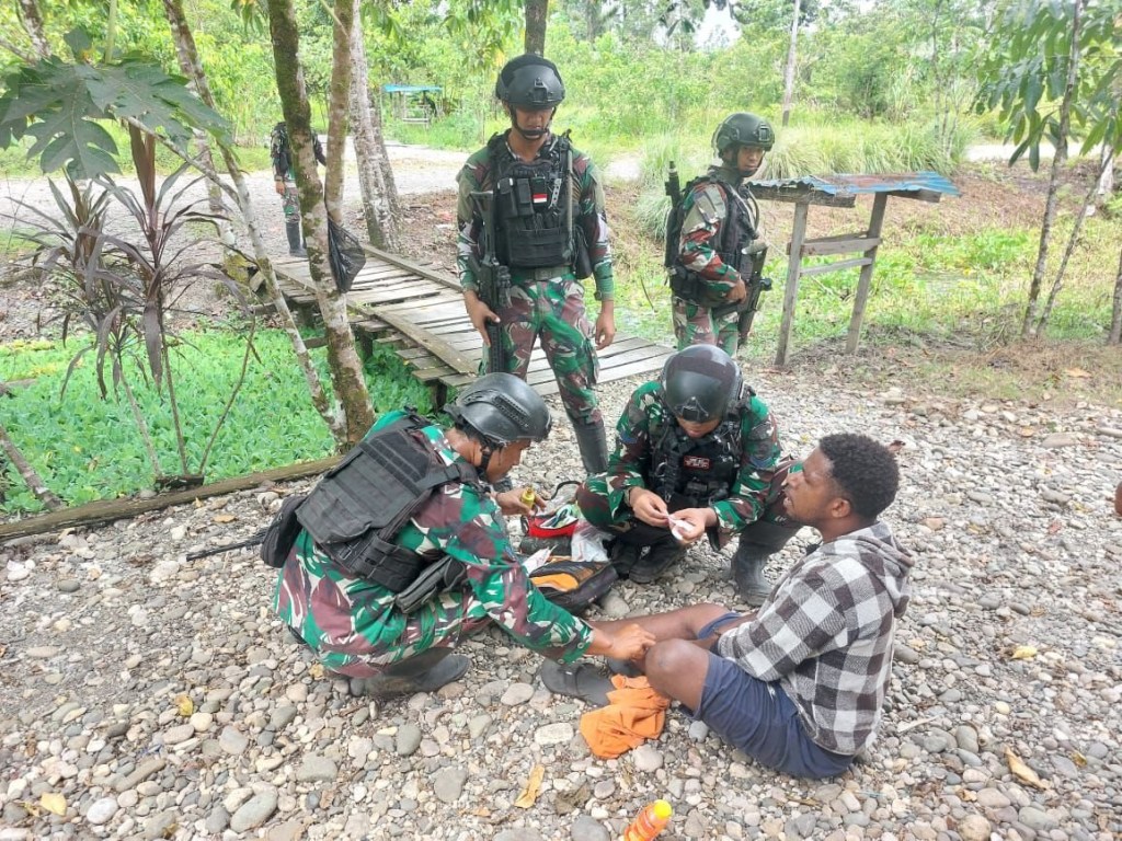 BAKTI SOSIAL PRAJURIT MARINIR TNI AL KEPADA MASYARAKAT DI WILAYAH YAHUKIMO