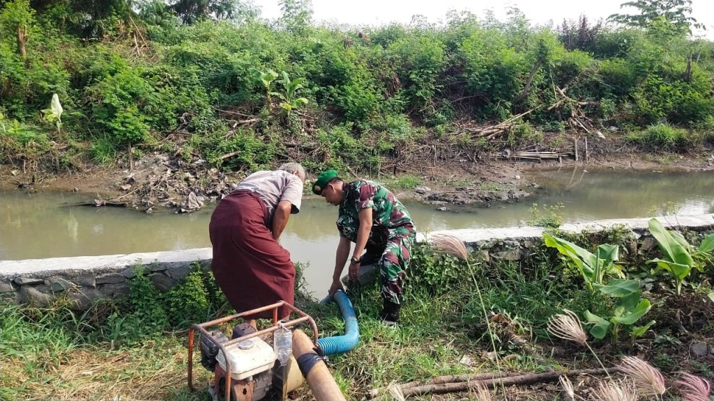 Cek Kondisi Pompa Existing, Babinsa Koramil 09/Mauk Pastikan Berfungsi Dengan Baik