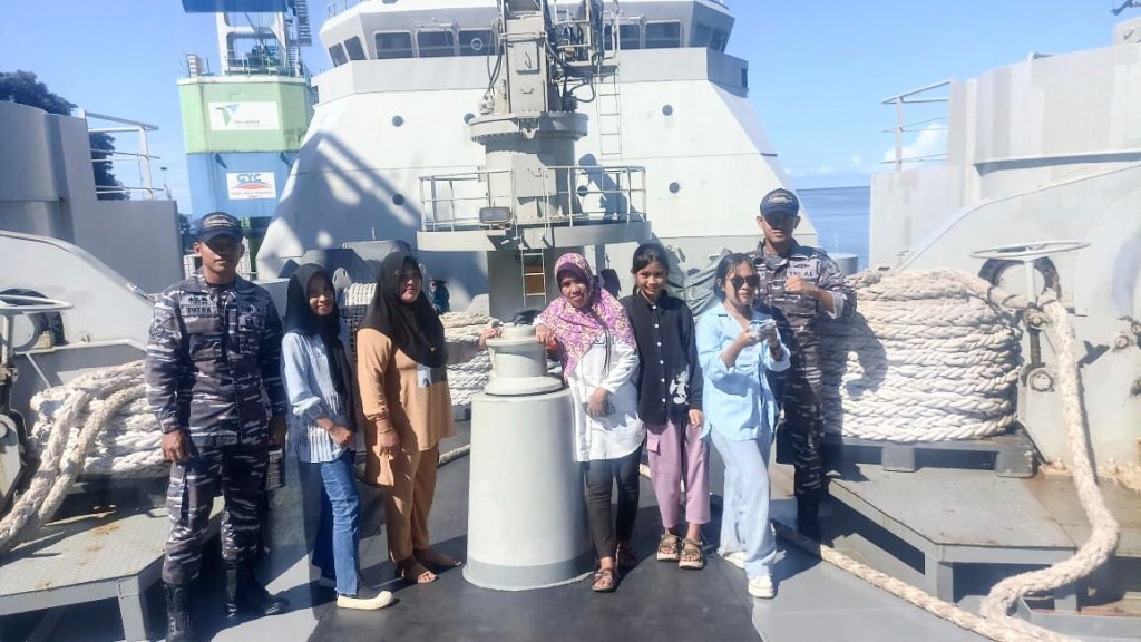 HARI TERAKHIR DI GORONTALO, KRI TELUK YOUTEFA-522 GELAR OPEN SHIP DAN DUKUNGAN ANGKUTAN LAUT