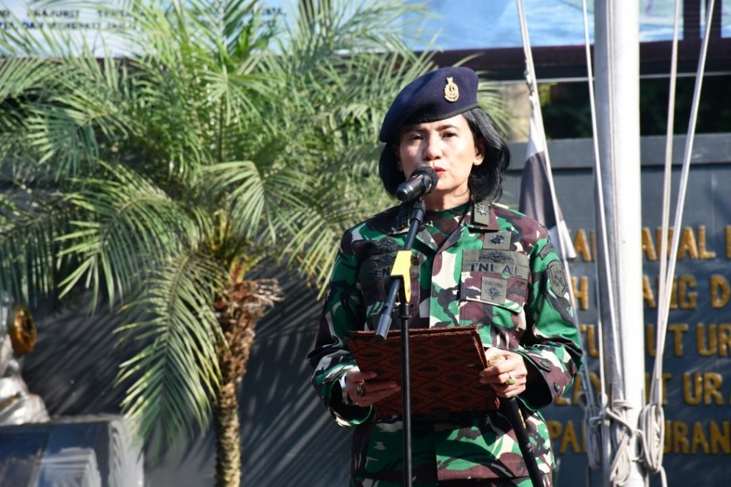Komandan Lanal Bandung Pimpin Upacara Bendera 17’an