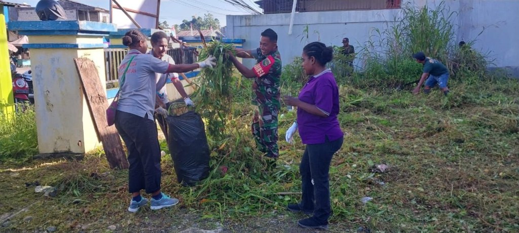 Babinsa Koramil 02/Timika Karya Bakti Pembersihan Pasar Bersama Masyarakat