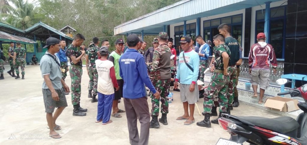 Wujud Kemanunggalan Bersama Rakyat, Babinsa Dan Peserta Latsitarda Lakukan Ini