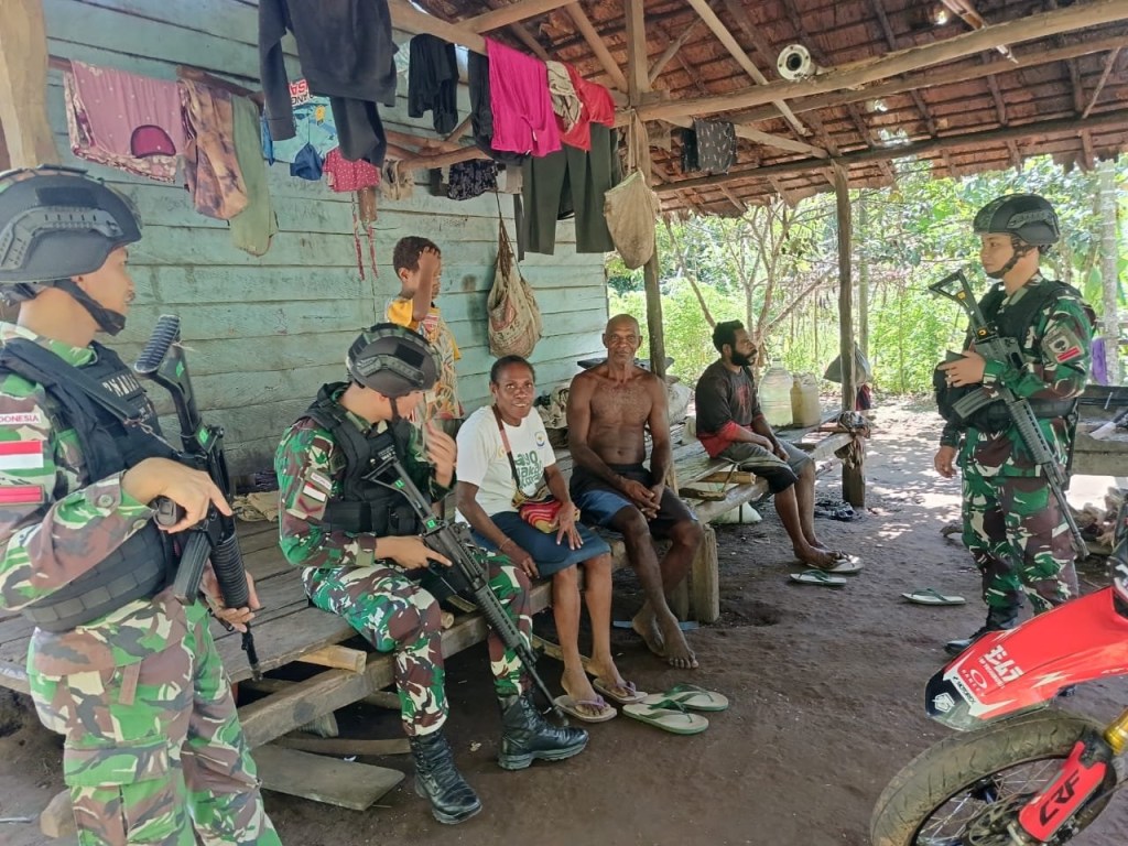 Pererat Hubungan dan Keakraban TNI dan Rakyat, Satgas Pamtas Yonif 726/Tml Lakukan Anjangsana di Perkampungan Perbatasan RI-PNG