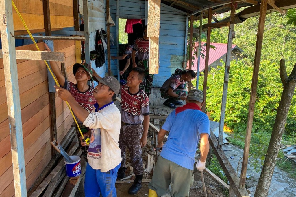 Semangat Bersatu, Peserta Latsitarda Nusantara ke-44 Berikan Harapan Baru dalam Renovasi RTLH di Kelurahan Baru, Tenggarong