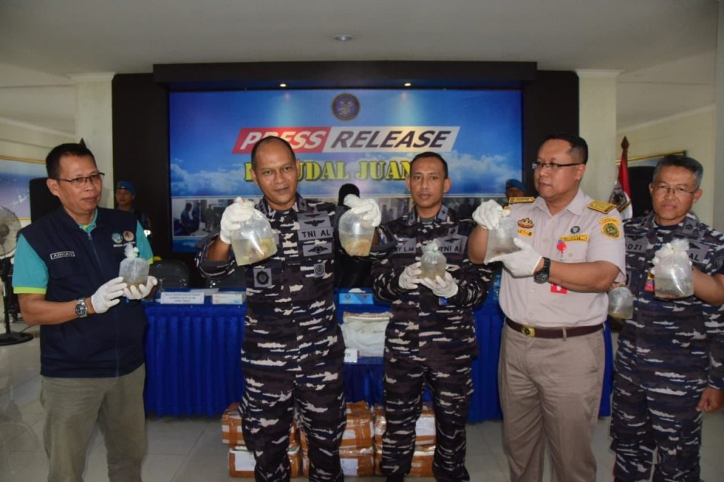 TNI AL Gagalkan Upaya Pengiriman 81 Kantong Terumbu Karang Ilegal di Surabaya