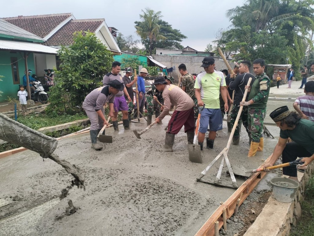 Di Desa Gintung, TNI dan Polri Bersatu Gerebeg Pengecoran Jalan