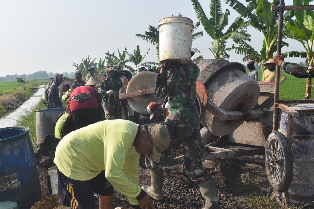 Semangat Tak Kenal Lelah, TMMD Kodim 0716/Demak Bangun Jalan Pertanian