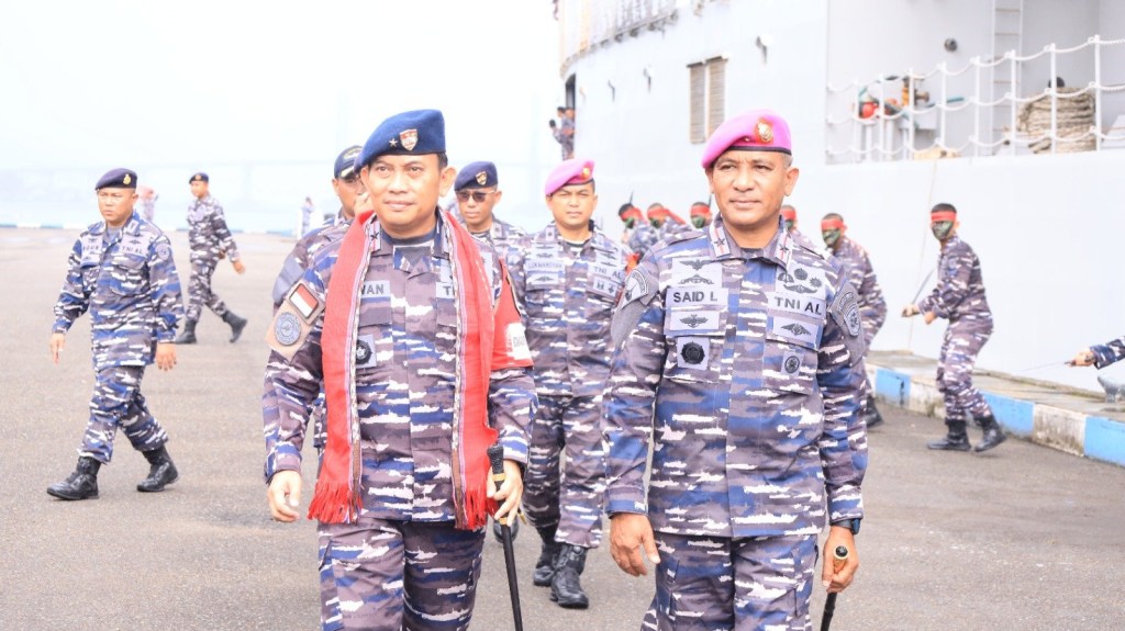 Tiba di Ambon, Satgas TNI AL Laksanakan Bakti Kesehatan, Bakti Sosial dan Open Ship