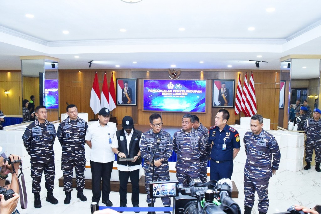 DANLANTAMAL III JAKARTA HADIRI PRESS CONFERENCE DAN DOORSTOP PENGGAGALAN PENYELUNDUPAN BENIH BENING LOBSTER (BBL) DI PERAIRAN LAMBUR LUAR PROVINSI JAMBI